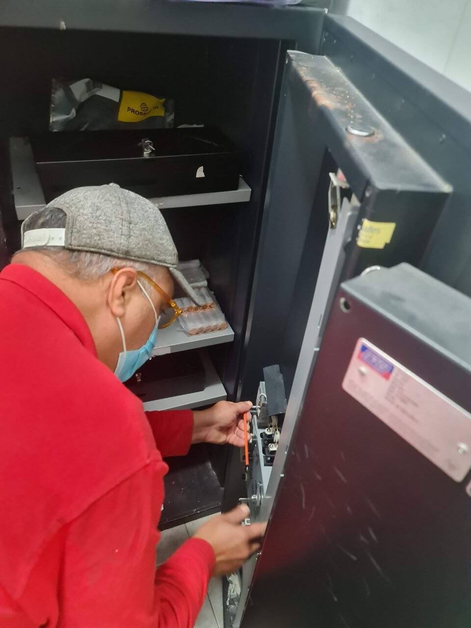 Instalación de mecanismo nuevo en caja fuerte