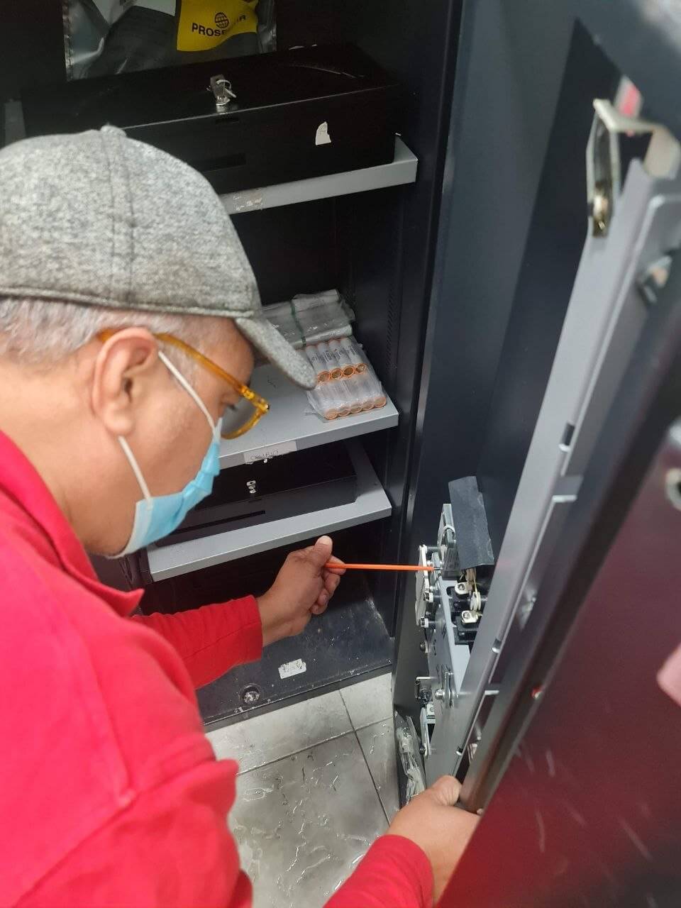 Instalación de mecanismo nuevo en caja fuerte