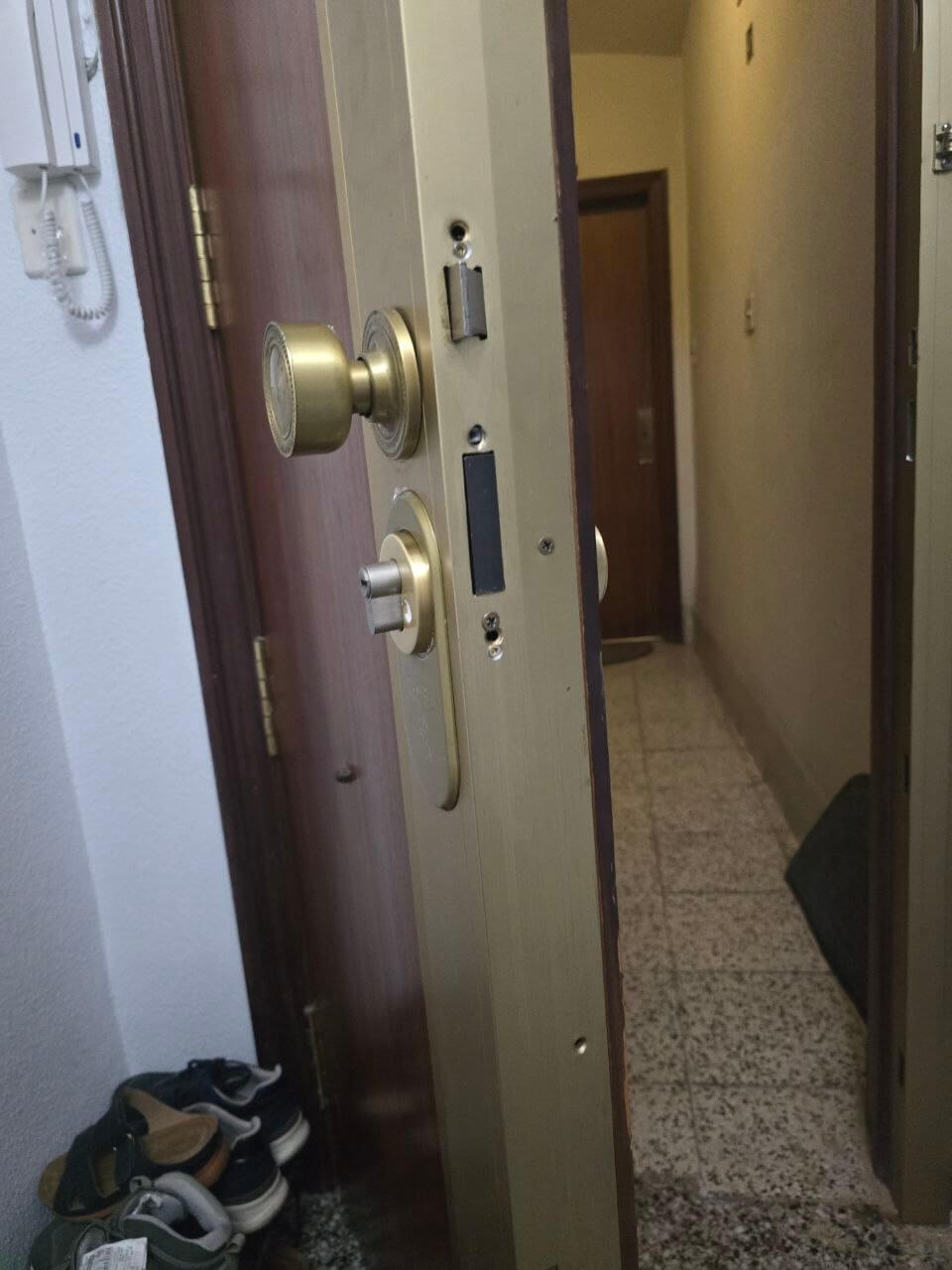 Instalación de cerradura Securitesa convertida a Europerfil en puerta