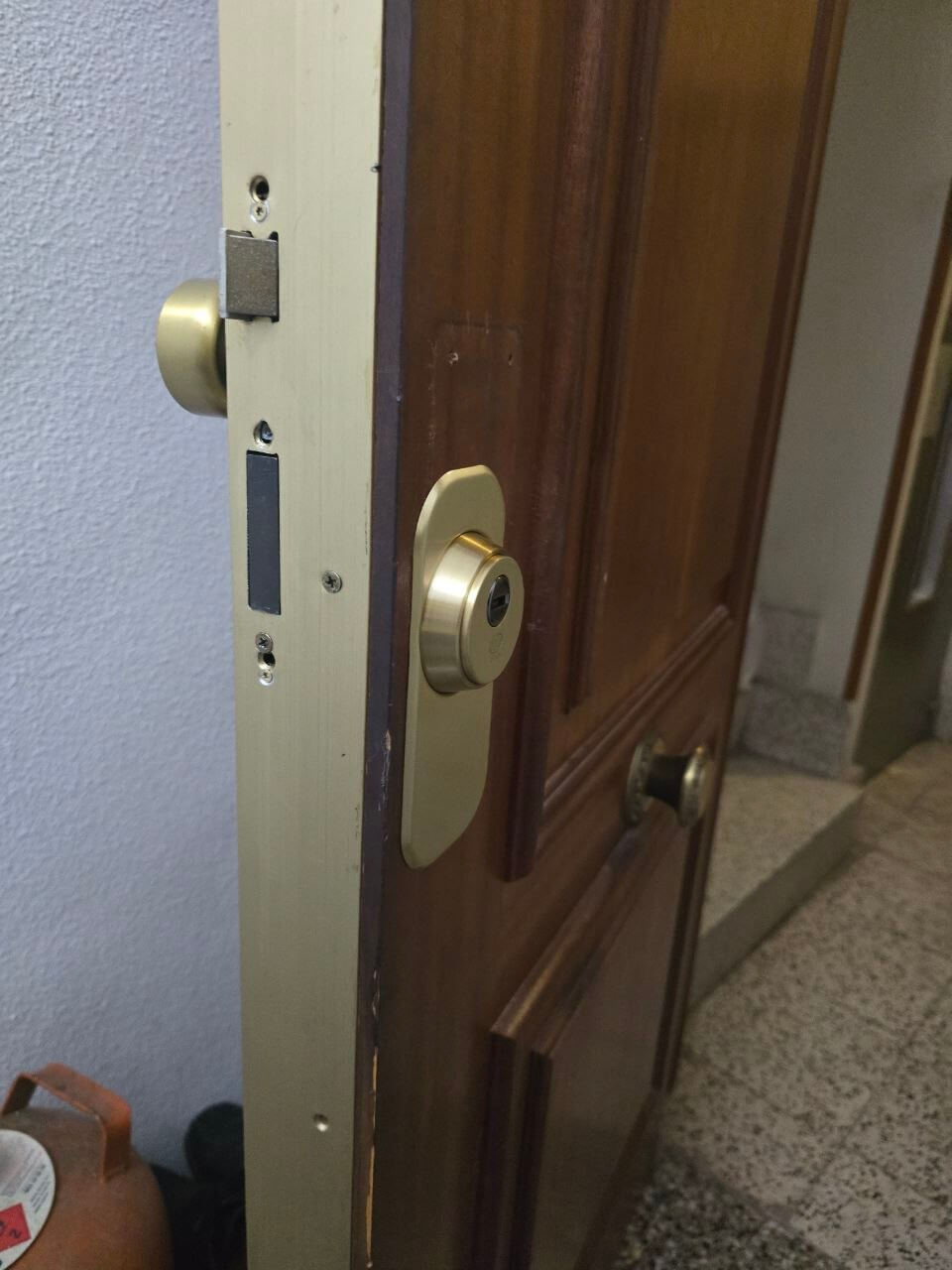 Instalación de cerradura Securitesa convertida a Europerfil en puerta