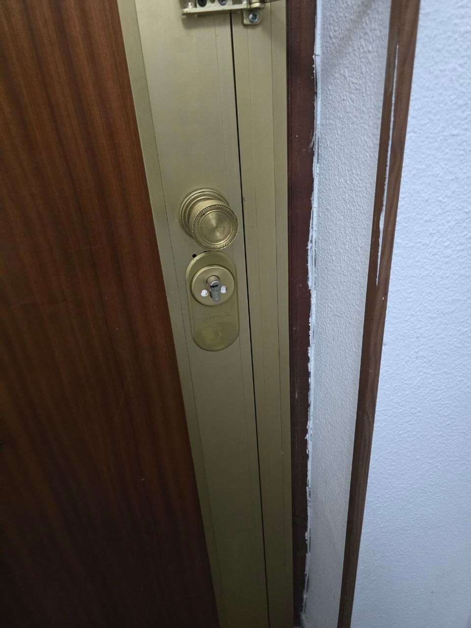 Instalación de cerradura Securitesa convertida a Europerfil en puerta