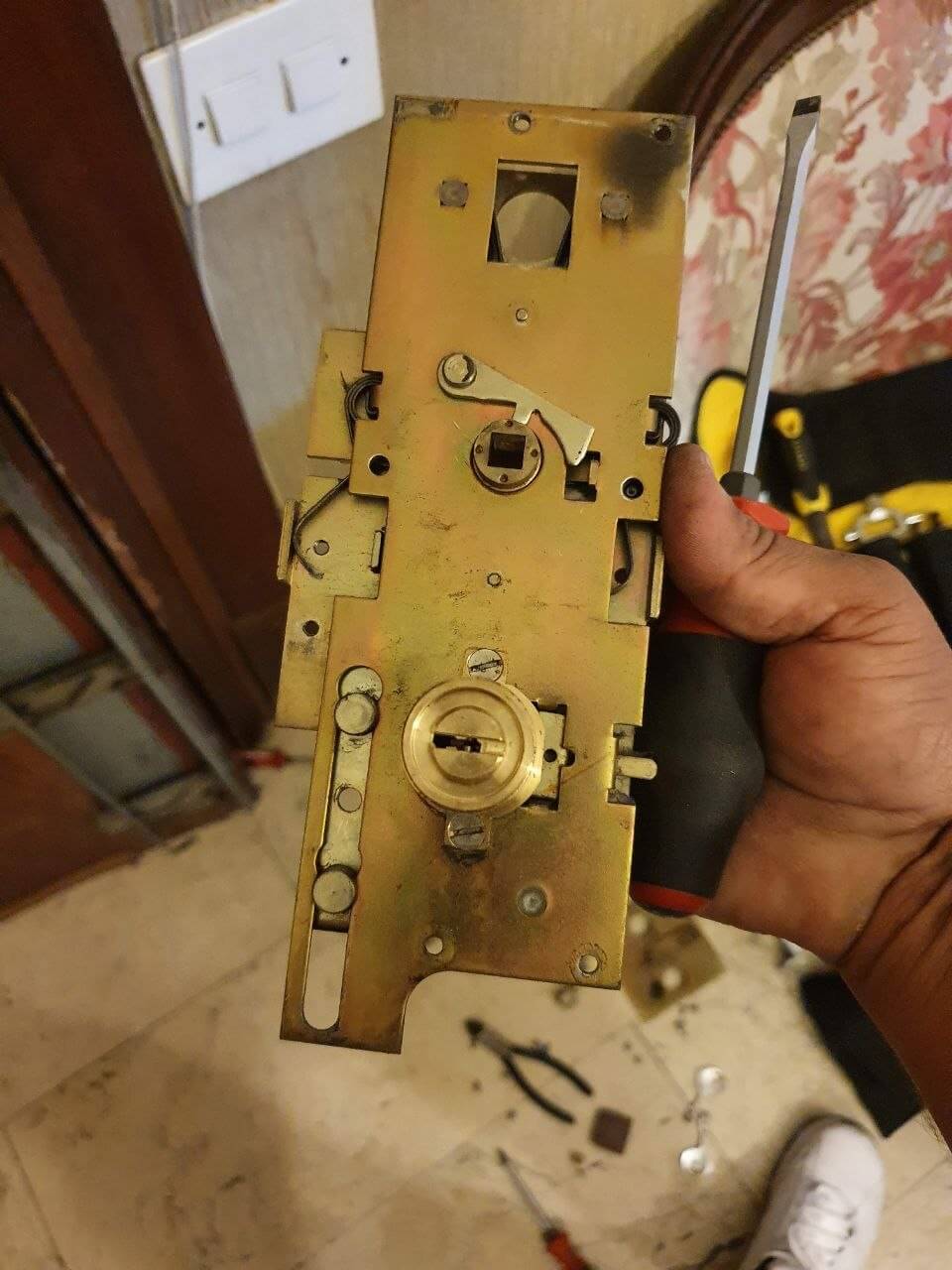 Montaje de cerradura Fichet