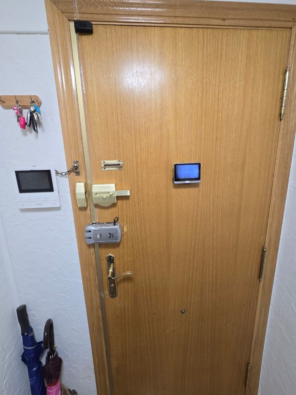 Vista completa de puerta con cerradura y pantalla de mirilla