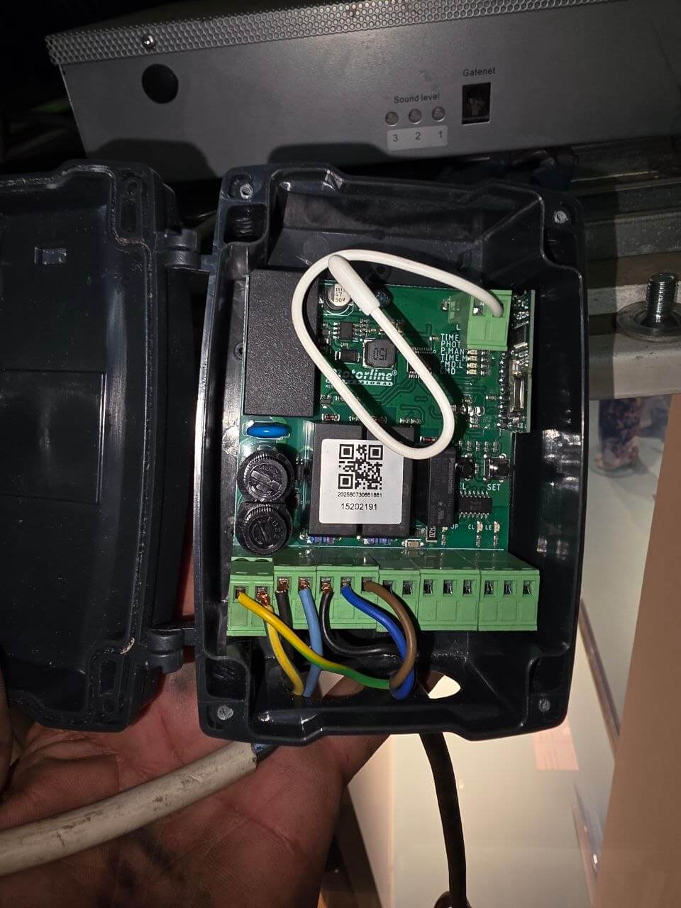 Cierre metálico microperforado