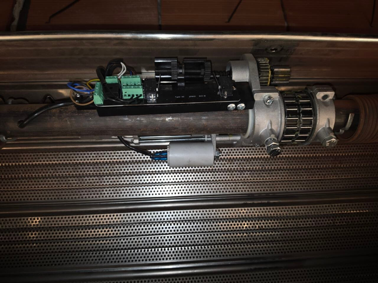 Cierre metálico microperforado
