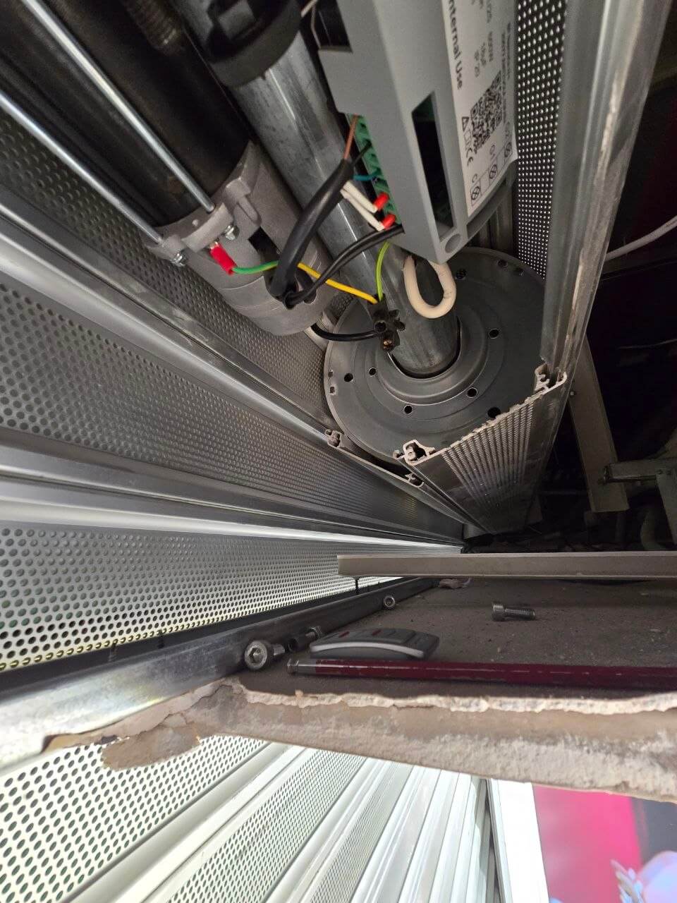 Cierre metálico microperforado