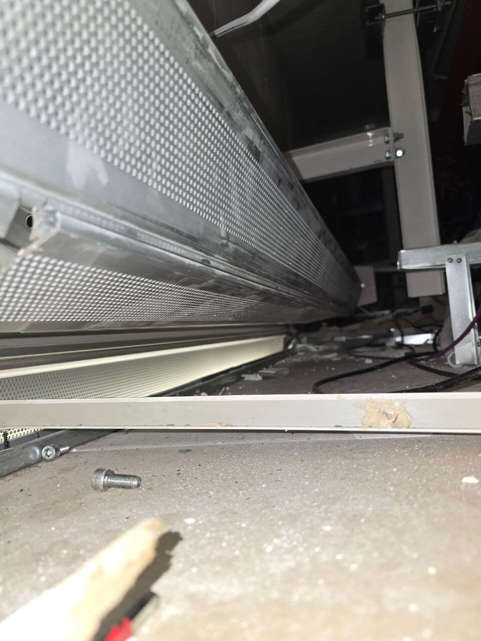 Cierre metálico microperforado