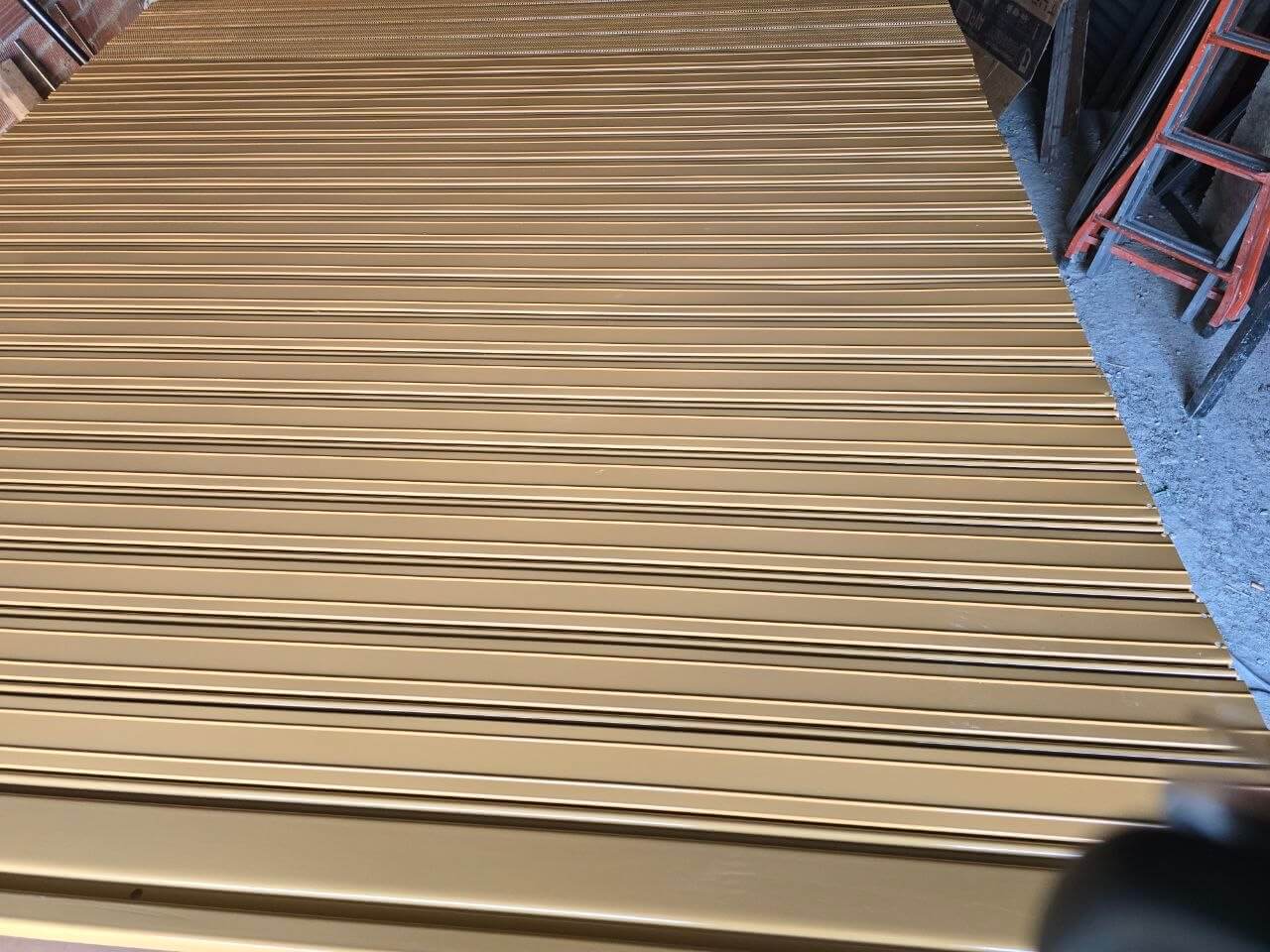 Cierre metálico microperforado
